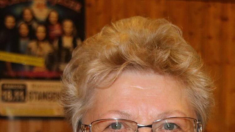 "Ich gehe ganz normal zur Wahl", berichtet die Burkardrotherin Magda Bezold. Brief-Wahl würde sie nur machen, wenn sie am Wahltag wirklich gar nicht könne. Trotzdem habe sie ihre Wahl-Entscheidung bereits  getroffen, daran habe auch die Podiumsdiskussion nichts geändert. Was sie wählt, verrät die 70-Jährige nicht, nur dass sie Erst- und Zweitstimmen unterschiedlich verteilt. Wichtig seien ihr persönlich an dem Abend natürlich die Themen Gesundheitsversorgung und Rente gewesen. "Aber natürlich...