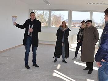 Der Bausenat besichtigt die Interimsschule, die zurzeit in der früheren Erstaufnahmeeinrichtung in Oeslau gebaut wird. Foto: Rainer Lutz
