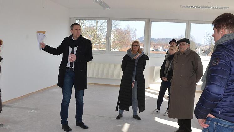 Der Bausenat besichtigt die Interimsschule, die zurzeit in der früheren Erstaufnahmeeinrichtung in Oeslau gebaut wird. Foto: Rainer Lutz