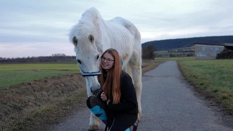 Kira Kütt und ihr Schimmel Sirius. Die 18-Jährige hat das Pferd vom Schlachthof gekauft und ihm damit das Leben gerechnet. Das Mädchen aus Kalrstadt am Main in Bayern braucht jetzt dringend Hilfe.  Foto: Veronika Wittstadt