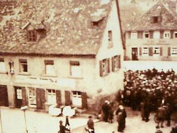 Zuschauer auf der Hundsbrücke bei der Sprengung der Synagoge in Forchheim  Foto: Julius Brunner, Archiv Franze