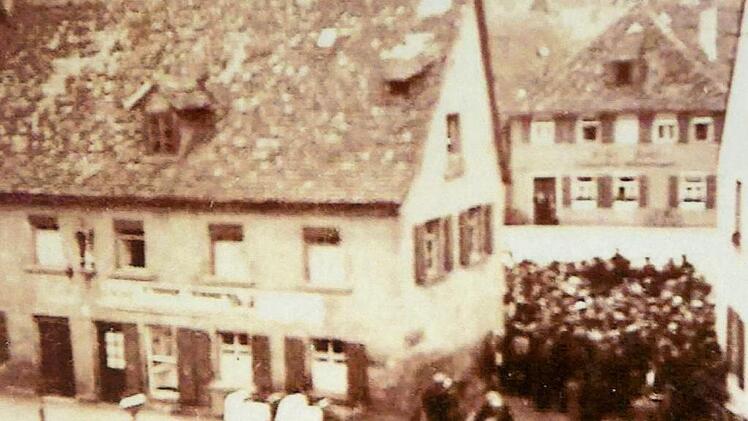 Zuschauer auf der Hundsbrücke bei der Sprengung der Synagoge in Forchheim  Foto: Julius Brunner, Archiv Franze