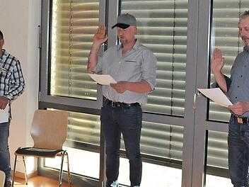 Die neuen Gemeinderäte des Burgpreppacher Gremiums wurden am Donnerstagabend während der Gemeinderatssitzung im Pfarrsaal von Bürgermeister Hermann Niediek und mit Sicherheitsabstand vereidigt. Das sind, von links: Marion Fleischmann-Hilton, Ralf Gleichmann, Jürgen Mann, Klaus Fuchs und Karina Hofmann.  Foto: Martin Schweiger