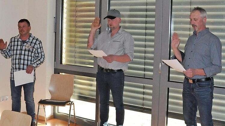 Die neuen Gemeinderäte des Burgpreppacher Gremiums wurden am Donnerstagabend während der Gemeinderatssitzung im Pfarrsaal von Bürgermeister Hermann Niediek und mit Sicherheitsabstand vereidigt. Das sind, von links: Marion Fleischmann-Hilton, Ralf Gleichmann, Jürgen Mann, Klaus Fuchs und Karina Hofmann.  Foto: Martin Schweiger