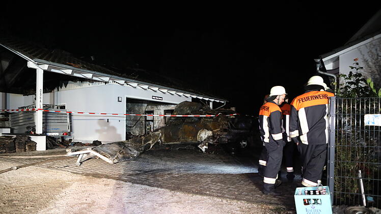 Zwei Fahrzeuge bei Garagenbrand komplett ausgebrannt