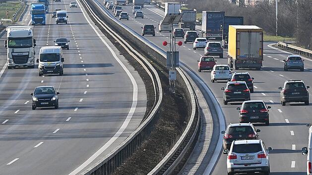 Verkehrsregeln: Darf ich beim Auffahren auf die Autobahn den Standstreifen nutzen?