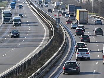 Verkehrsregeln: Darf ich beim Auffahren auf die Autobahn den Standstreifen nutzen?