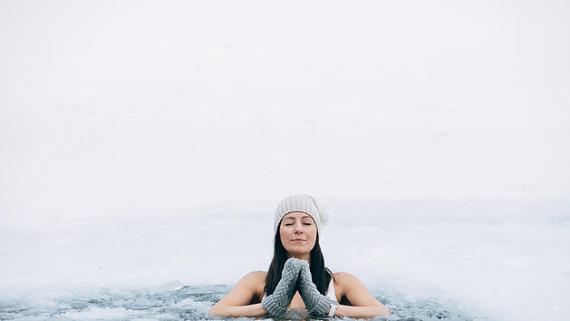 Unter anderem Eisbaden kann dir helfen, deine K&auml;lteresistenz zu erh&ouml;hen.