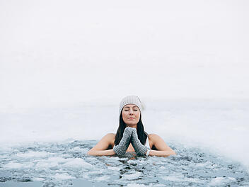 Unter anderem Eisbaden kann dir helfen, deine Kälteresistenz zu erhöhen.