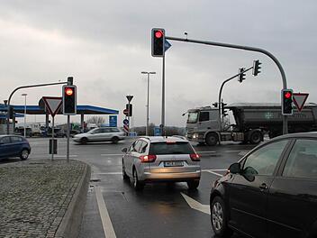 Die Kreuzung an der Tankstelle bei Unterbrücklein, die bis Mitte 2011 sehr unfallträchtig war, ist sicherer geworden. Kurze Wartezeiten an den Ampeln nehmen die meisten Autofahrer gerne in Kauf. Foto: Alexander Hartmann
