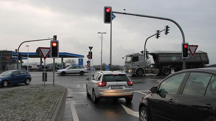 Die Kreuzung an der Tankstelle bei Unterbrücklein, die bis Mitte 2011 sehr unfallträchtig war, ist sicherer geworden. Kurze Wartezeiten an den Ampeln nehmen die meisten Autofahrer gerne in Kauf. Foto: Alexander Hartmann