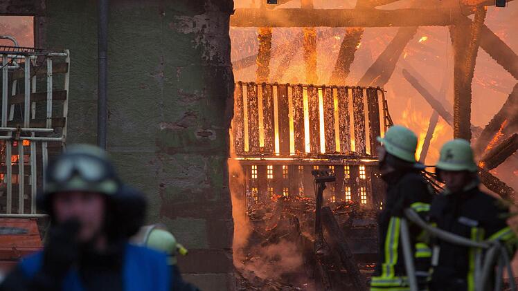 Am Dienstagnachmittag (06.08.2013) kam es in Aha zu einem Vollbrand einer Scheune. Der Brand wurde durch einen Blitzschlag ausgeloest. In der Scheune befanden sich zahlreiche Rinder, die aber noch rechtzeitig aus den Flammen befreit werden konnten. Personen kamen nach ersten Aussagen nicht zu Schaden. Insgesamt waren 150 Feuerwehrleute im Einsatz. Foto: News5 / Goppelt