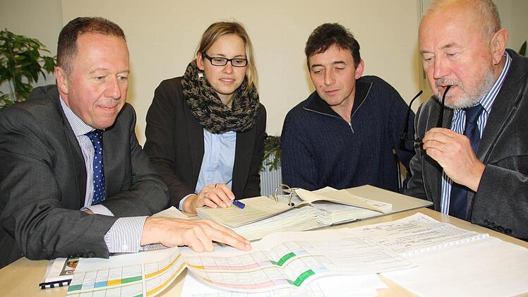 Hunderte von Sitzungen haben (von links) Kämmerer Gerhard Schneider und seine Mitarbeiterin Carina Schüller hinter sich, um die Eröffnungsbilanz vorzubereiten. Hier knobeln sie mit Johannes Gehling vom Gebäudemanagement und Baudirektor Hermann Schober. Fotos: Ralf Ruppert