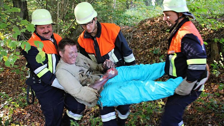 Eine Person, die "Brandverletzungen" erlitten hatte, wurde von Feuerwehrkräften gerettet und an die BRK-Bereitschaft übergeben.