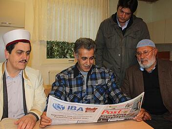 Imam Osman Avcidir, Safet Alkoyun, Zekeriya Karakus und Hasan Cil verfolgen in Tettau, was in ihrer Heimat, der Türkei, passiert. Fotos: V. Schadeck