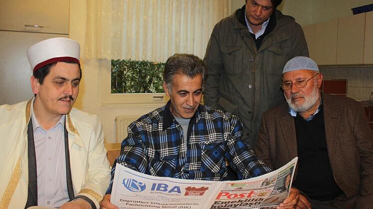 Imam Osman Avcidir, Safet Alkoyun, Zekeriya Karakus und Hasan Cil verfolgen in Tettau, was in ihrer Heimat, der Türkei, passiert. Fotos: V. Schadeck
