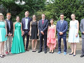 Preise für besondere Leistungen gab es bei der Abiturfeier in Haßfurt in diesem Jahr für (von links) Anna-Lena Friedrich, Paul Mentzel, Sophia Rein, Jan Dürr, Luisa Metzner, Sebastian Walla, Mai Tran, Maximilian Linz und Carolin Hümpfner. Zu den Erfolgen gratulierte Schulleiter Max Bauer. Foto: Ralf Naumann