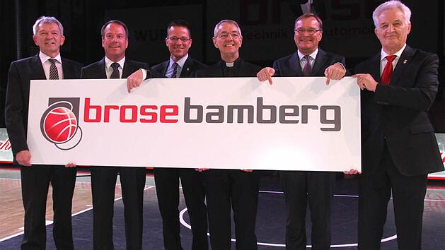 Landrat Johann Kalb, Brose-Gesellschafter Max Stoschek, Gesch&auml;ftsf&uuml;hrer Rolf Beyer, Erzbischof Ludwig Schick, Oberb&uuml;rgermeister Andreas Starke und Pr&auml;sident Norbert Sieben (von links) pr&auml;sentieren den neuen Namen "Brose Bamberg" Fotos: Bertram Wagner