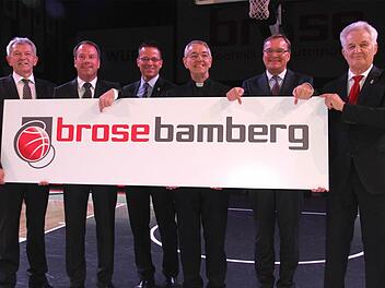 Landrat Johann Kalb, Brose-Gesellschafter Max Stoschek, Geschäftsführer Rolf Beyer, Erzbischof Ludwig Schick, Oberbürgermeister Andreas Starke und Präsident Norbert Sieben (von links) präsentieren den neuen Namen "Brose Bamberg" Fotos: Bertram Wagner