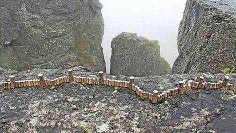 "The Wall" nennt Hubert Kolling diese kleine Holzpalisade, die er auf der Felsenklippe des Staffelbergs erstellte. Fotos: Hubert Kolling