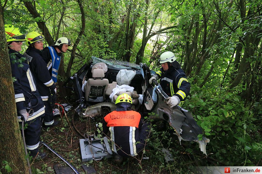 Fahrzeug bei Unfall in Frankenwinheim komplett zerstört