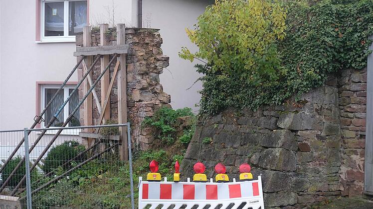 Die historische Klostermauer ist eine würdige Kulisse für die Dorferneuerung.Gerd Schaar