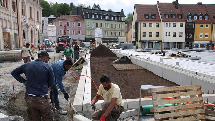 Auf der Großbaustelle am Kulmbacher Zentralparkplatz wird mit Hochdruck gearbeitet. In der Stadt geht man fest davon aus, dass der vorgesehene Zeitplan eingehalten  und   der Platz am 8. Juni an die  Brauerei übergeben wird. Dafür sind  die Kosten explodiert.  Foto: Stephan Tiroch