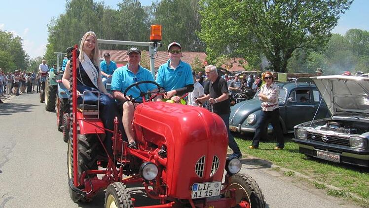 Thermenkönigin Michelle, Reinhard und Niklas Derra (von li) führen den langen Zug der Schlepper an