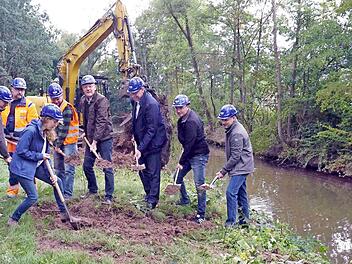 Der offizielle Spatenstich zum Beginn der Arbeiten ist erfolgt. Fotos: Richard Sänger