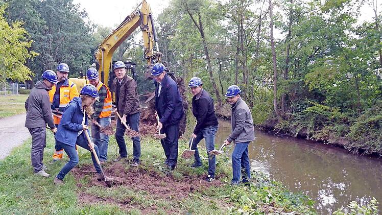 Der offizielle Spatenstich zum Beginn der Arbeiten ist erfolgt. Fotos: Richard Sänger