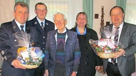 Seinen 85. Geburtstag feierte Karl Scherer in Grafengehaig. Unser Bild zeigt (von links) Klaus Keil, Reinhard S&ouml;llner, den Jubilar, Pfarrerin Heidrun Hemme und B&uuml;rgermeister Werner Burger.  Foto: Klaus-Peter Wulf