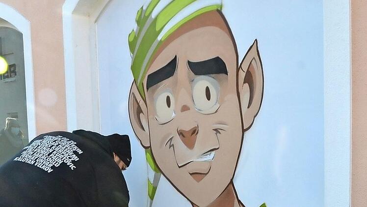 Streetart-Künstler Pablo Fontagnier alias Hombre SUK verschönert ein Fenster des ehemaligen Modehauses Fischer im Steinweg.