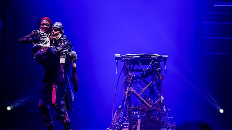 Querschnittsgel&auml;hmte Akrobatin Pan