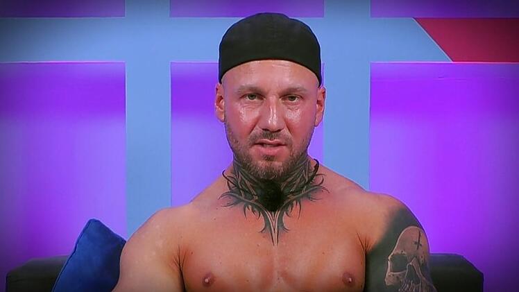 Johannes ist genervt von David und &uuml;berhaupt allem - dabei sitzt auch seine Freundin in der Partnerinnen-Villa.