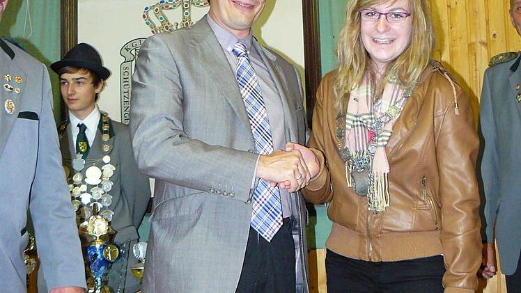 Bürgermeister Roland Wolfrum gratuliert der neuen Stadtkönigin Clarissa Batzer zu ihrem guten Schuss.