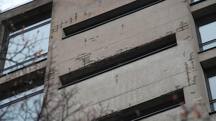 Der Beton an den Türmen der Philosophischen Fakultät in Erlangen bröckelt. Foto: Christian Bauriedel