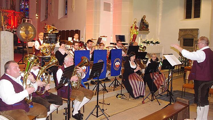 Die Kronacher Musikanten bestritten den stimmungsvollen ersten Teil des Konzerts.