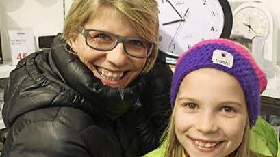 Die Uhr in schwarz zeigt es an: Kurz vor 21 Uhr haben Dagmar und Annika Neumann Grund zum Lächeln. Einkauf ist jetzt gerade Familiensache.