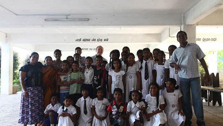 So lachen Kinder beim kostenlosen Nachhilfeunterricht. Diese Mädchen und Jungen sind froh über das Angebot, denn Schulbildung ist teuer in Sri Lanka. Nikolai Schneider (hinten, Mitte) unterstützt das Projekt.