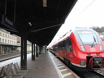 Der Regionalexpress ist momentan die Hauptverbindung für die Kronacher in Richtung Nürnberg und Jena. Ein Intercity soll Fernreisenden künftig neue Möglichkeiten bieten. Ab 2023 soll der schnelle Zug in Kronach Halt machen. Foto: Marco Meißner