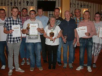 Die Vertreter der Vereine, deren Mannschaften den Titel geholt hatten, erhielten Urkunden und TT-Bälle. Der TTC Wallenfels mit Ulla Hader (Mitte mit Pokal) die SG Neuses mit Wolfgang Weidner (rechts daneben) hatten auf Bezirksebene Meisterschaften gefeiert. Fotos: Hans Franz