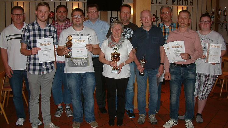 Die Vertreter der Vereine, deren Mannschaften den Titel geholt hatten, erhielten Urkunden und TT-Bälle. Der TTC Wallenfels mit Ulla Hader (Mitte mit Pokal) die SG Neuses mit Wolfgang Weidner (rechts daneben) hatten auf Bezirksebene Meisterschaften gefeiert. Fotos: Hans Franz