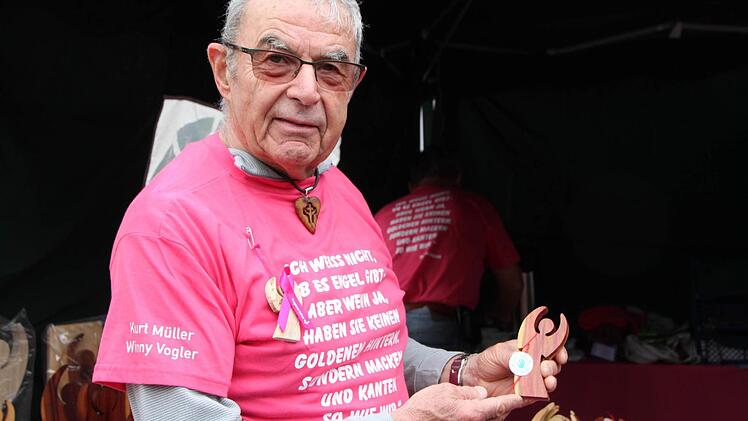 Kurt Müller aus Wartmannsroth schnitzte kleine Engel für den Pinklauf 2016. Foto: Ulrike Müller