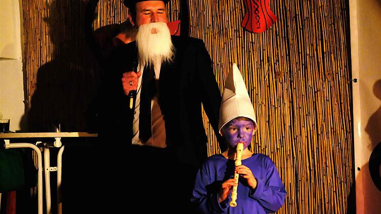 Ortsbeauftragter Thorsten Büchner als "Baggio Vader Abraham" mit den kleinen Schlümpfen.  Fotos: Gerd Schaar
