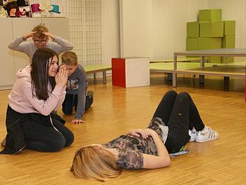 "Ich bin das Gras", "dann bin ich ein Blümchen" - beim Improvisationstheater schlüpften die Schüler in die verschiedensten Rollen, indem immer vier ein Bild aufbauten. Fotos: Sabine Weinbeer