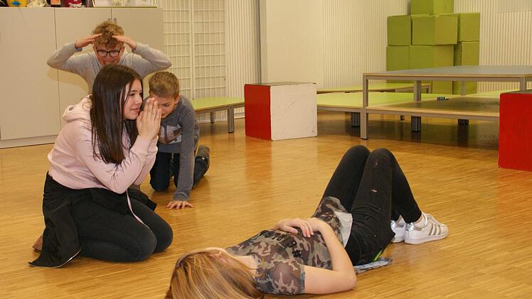 "Ich bin das Gras", "dann bin ich ein Blümchen" - beim Improvisationstheater schlüpften die Schüler in die verschiedensten Rollen, indem immer vier ein Bild aufbauten. Fotos: Sabine Weinbeer