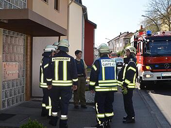 Dank Rauchmelder kein größerer Schaden: In der Dr.-Georg-Heim-Straße im Stadtteil Garitz war der Sonntagsbraten zu lange im Herd und der Feuermelder informierte sogar die anderen Hausbewohner, die vorsorglich die Feuerwehr informierten da die gehbehinderte Seniorin ihre Wohnungstüre nicht öffnete. Foto: Peter Rauch
