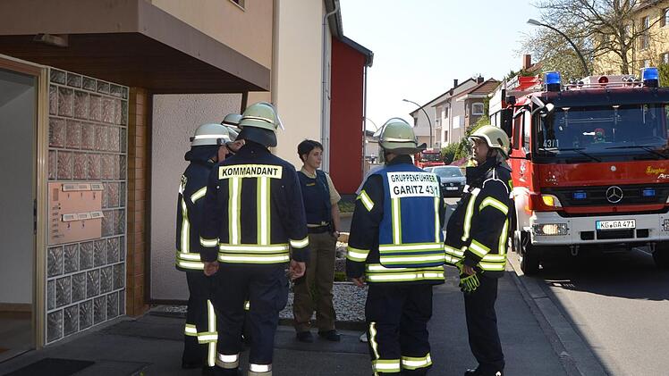 Dank Rauchmelder kein größerer Schaden: In der Dr.-Georg-Heim-Straße im Stadtteil Garitz war der Sonntagsbraten zu lange im Herd und der Feuermelder informierte sogar die anderen Hausbewohner, die vorsorglich die Feuerwehr informierten da die gehbehinderte Seniorin ihre Wohnungstüre nicht öffnete. Foto: Peter Rauch