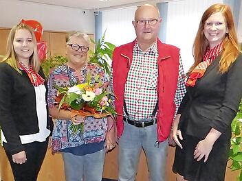 10 000 Euro für das Ehepaar Annemarie und Werner Gareis. Unser Bild zeigt (von links) Sabrina Thierauf, Annemarie und Werner Gareis sowie Sparkassen-Gebietsdirektorin Kerstin Bittermann.  Foto: Klaus-Peter Wulf