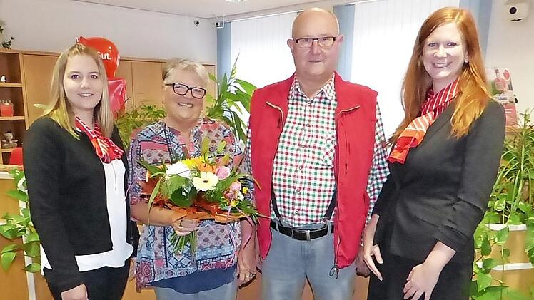 10 000 Euro für das Ehepaar Annemarie und Werner Gareis. Unser Bild zeigt (von links) Sabrina Thierauf, Annemarie und Werner Gareis sowie Sparkassen-Gebietsdirektorin Kerstin Bittermann.  Foto: Klaus-Peter Wulf